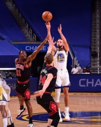 PG电子平台-【现场】库里无惧疼痛带伤复出 重摔瞬间令人揪心