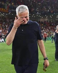 PG电子-穆里尼奥落泪：感觉自己有点老了 我会留在罗马