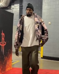 此前三连败！杜兰特潇洒入场 头戴時髦毛帽&amp;身穿撞色拉链夹克敞怀